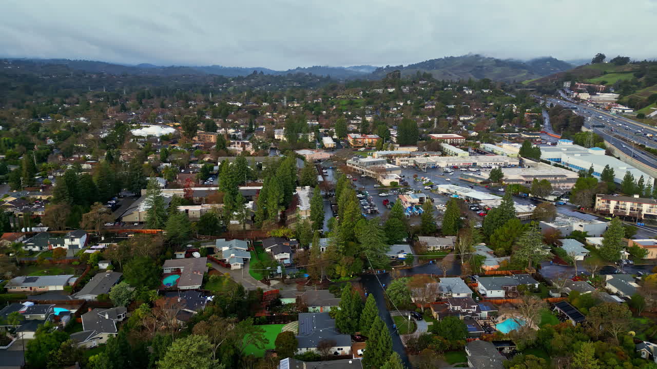 tomada de un dron de los extensos barrios de california con cielos nublados