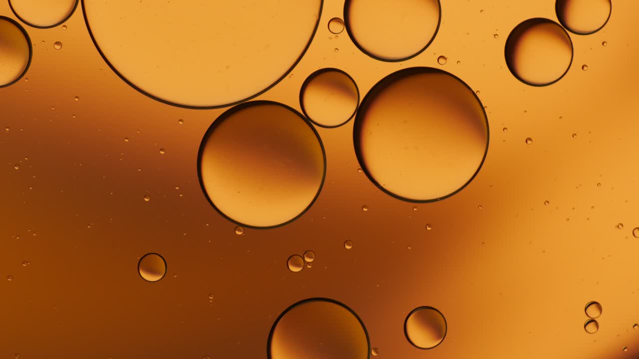 물 위에 떠다니는 기름방울의 다채로운 예술적.