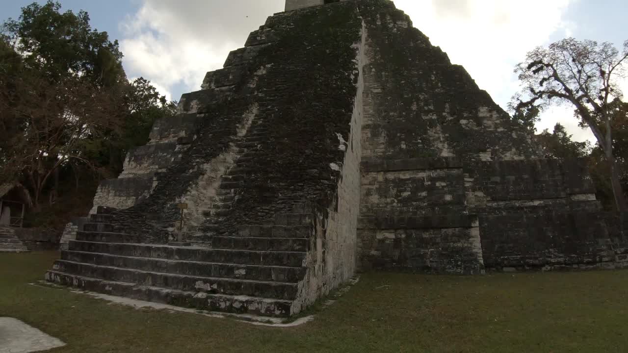 ruinas mayas en tikal en guatemala