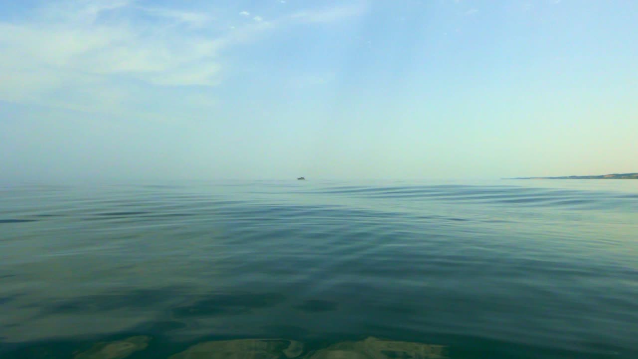 바다 또는 바다에서 항해하는 매우 먼 요트