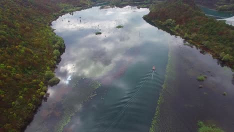 una asombrosa antena sobre un barco de pesca mientras se mueve a lo largo de un río en montenegro 6
