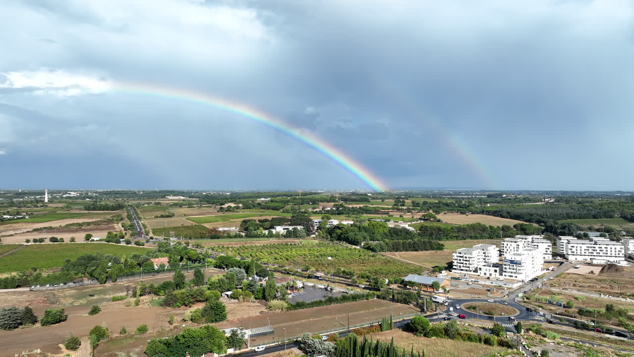 montpellier: 포도, 구름 은 지중해 지평선, 그리고 가끔씩