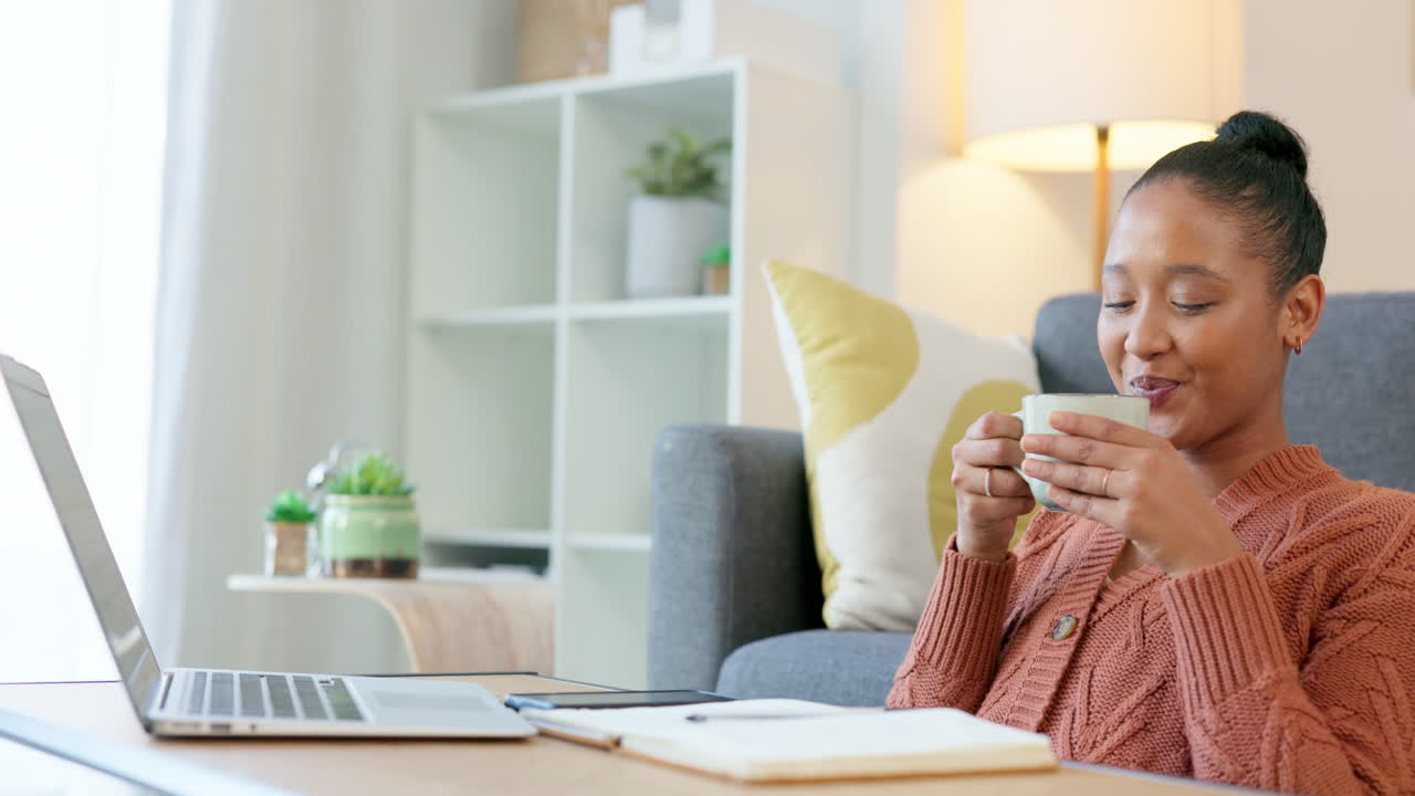 Freelance allegra ed entusiasta che usa il portatile