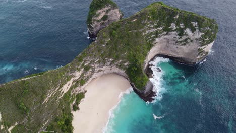 Vista-Aérea-De-La-Icónica-Playa-De-Kelingking-En-La-Isla-De-Nusa-Penida-Con-Su-T