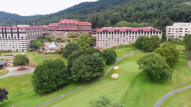 Video Drone 4K del Centro Congressi e della Spa presso lo storico Grove Park Inn ad Asheville, NC in una soleggiata giornata estiva