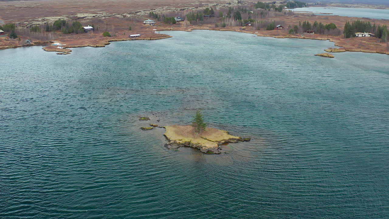 경치 좋은 수역 한가운데 있는 섬의 나무, 씽벨리르 국립공원의 공중 풍경