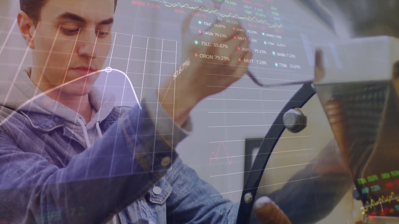 animación del tablero de negociación y gráficos sobre el hombre caucásico usando la máquina de café en los cafés