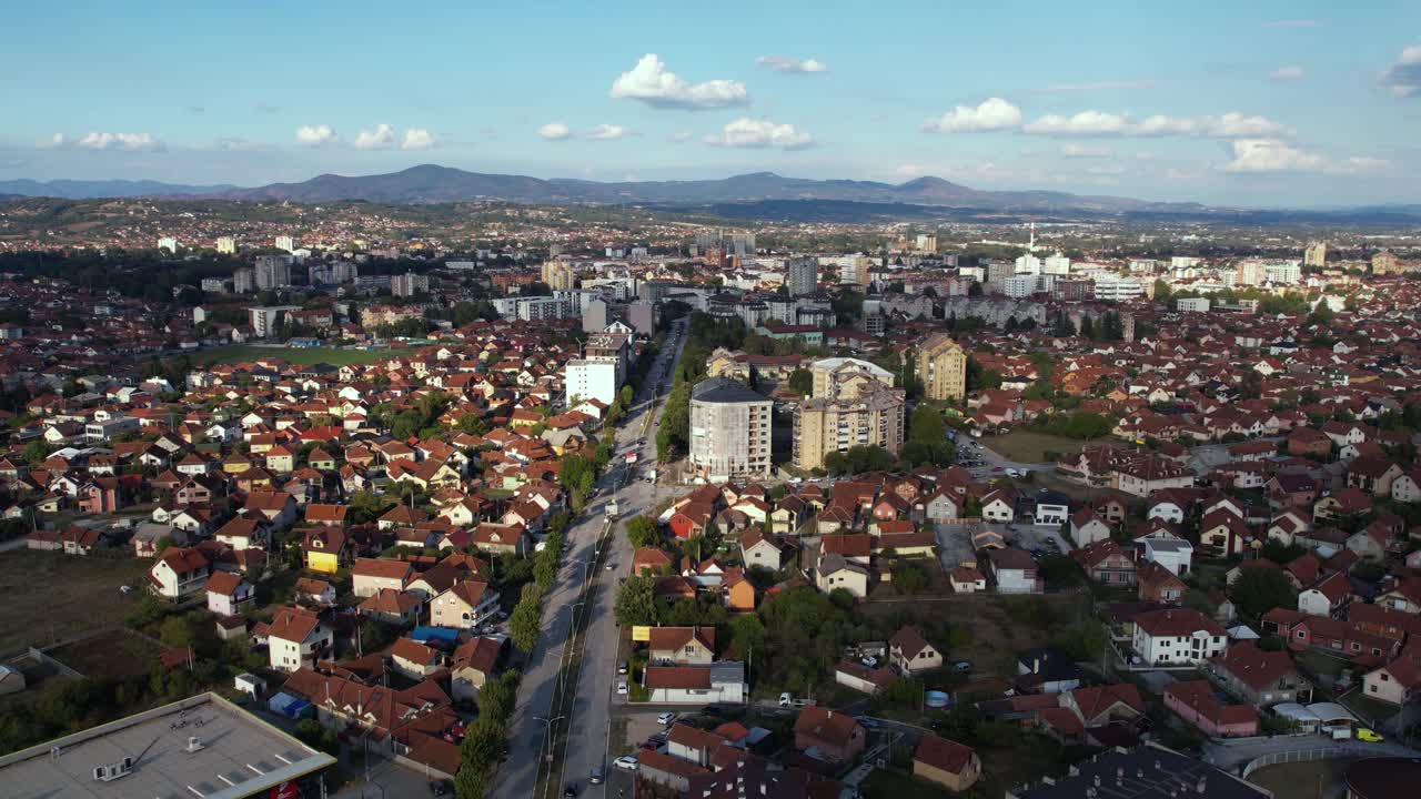 vista aérea de los edificios y calles de la ciudad de cacak en un soleado día de verano, serbia, disparo de avión no tripulado