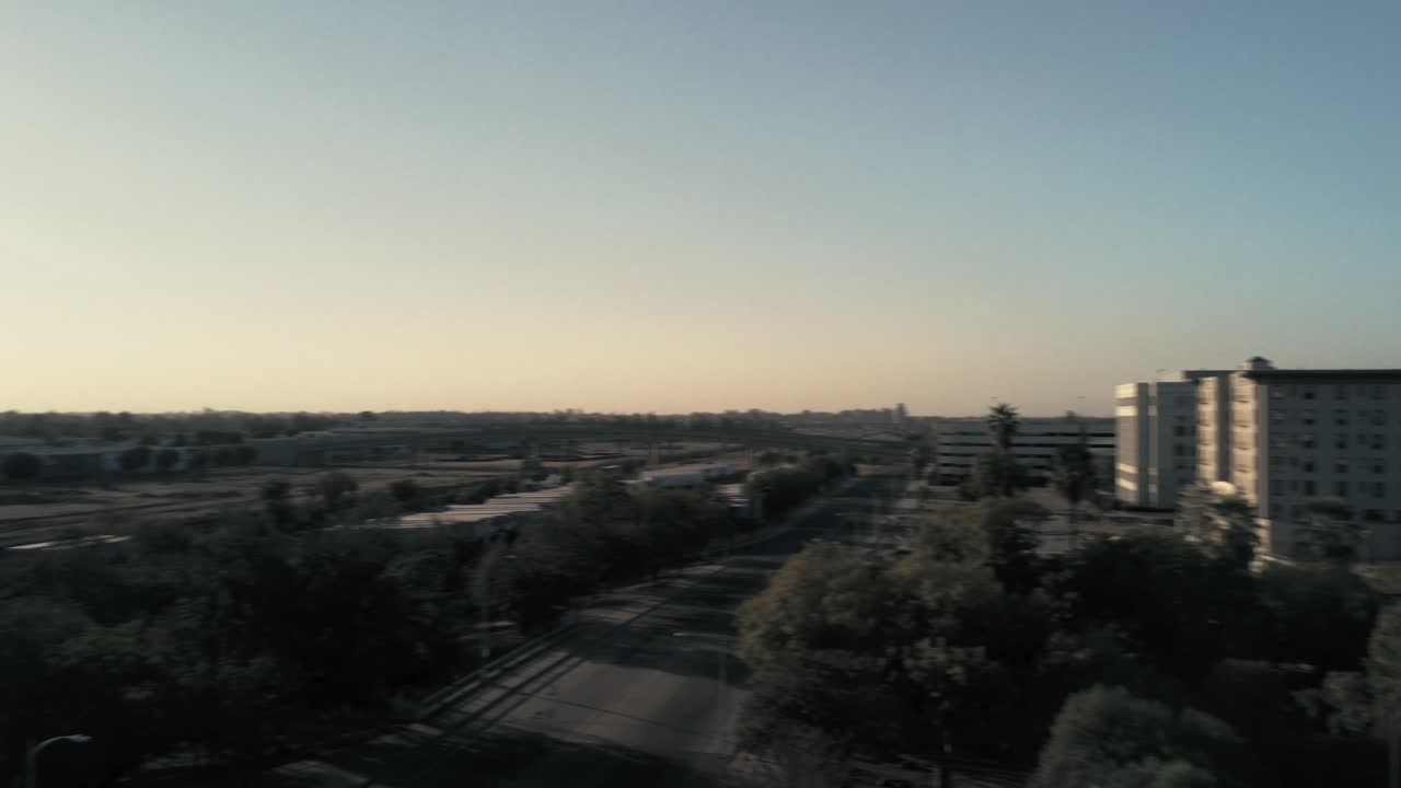 vista de 360, los edificios del centro del paisaje urbano urbano se desplazan hacia la izquierda durante la puesta de sol