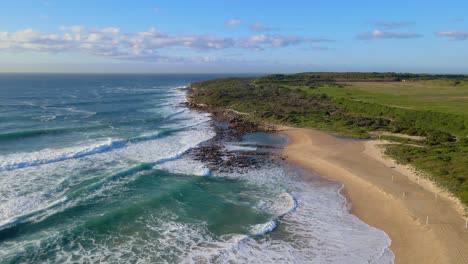 Brechende-Wellen-Auf-Sand-Und-Felsen-Am-Maroubra-Beach