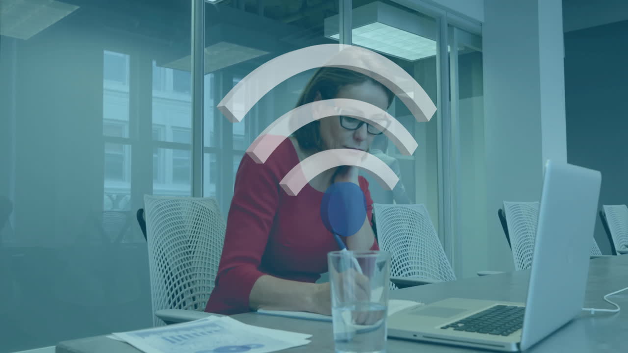 animación del icono wi-fi sobre una mujer diversa escribiendo en el bloc de notas y un hombre caminando con una taza de café