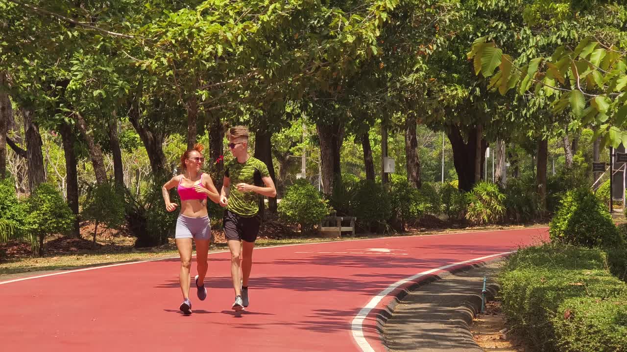 Una pareja corriendo en un parque.