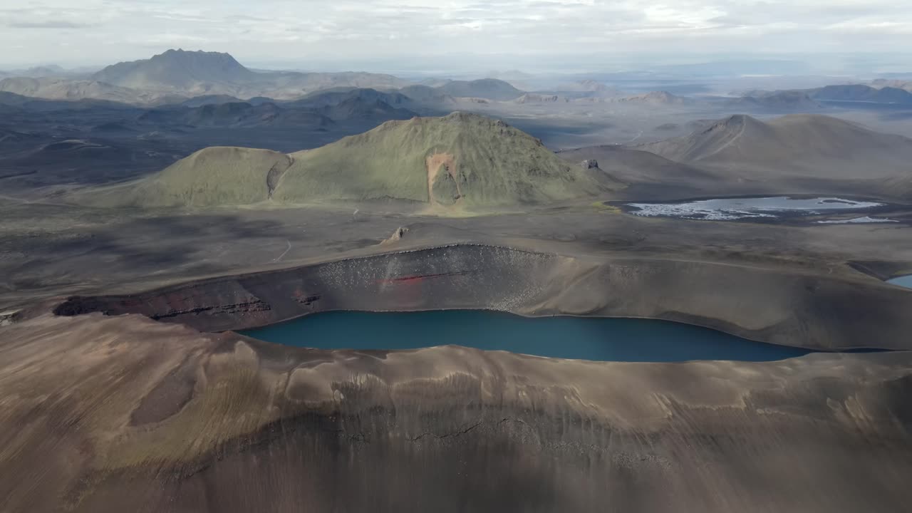 크레이터 호수와 함께 아이슬란드의 화산 풍경