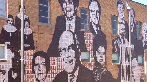 gran mural de héroes y líderes de derechos civiles cerca del museo nacional de derechos civiles en memphis, tennessee