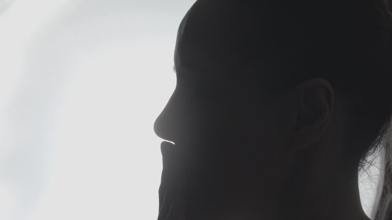 Primo piano silhouette, gesti delle mani, movimenti della testa e del viso