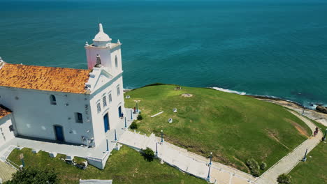 Imágenes-Aéreas-De-La-Iglesia-De-Saquarema,-La-Playa-De-Saquarema,-La-Laguna-De-Saquarema-Y-El-Centro-De-Saquarema-En-Río-De-Janeiro,-Brasil.