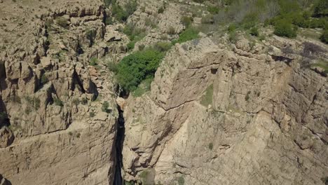 Piran-waterfall-or-Rijab-waterfall-is-the-tallest-waterfall-in-Iran,-and-is-located-in-Sarpol-e-Zahab-County-Kermanshah-Province