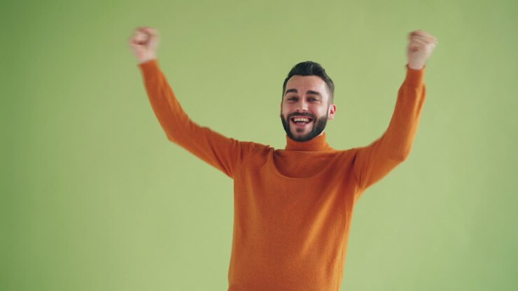 Uomo felice in maglione arancione