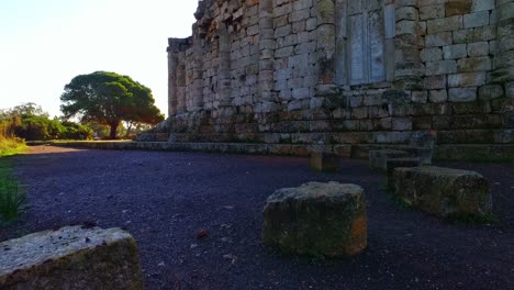 la puerta del mausoleo real de mauretania tipaza argelia - cámara lenta