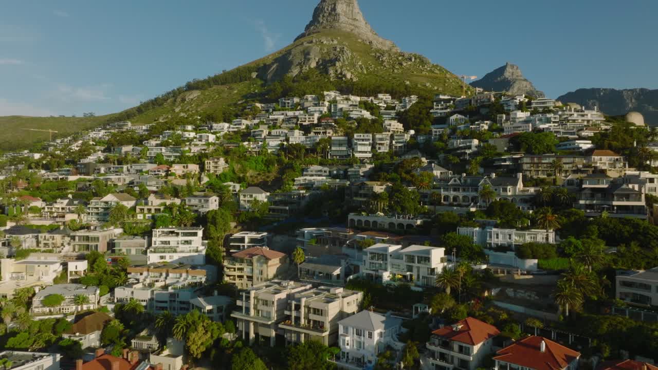 포워드는 황금 시간대에 열대 관광지에서 고급 부동산 위를 날아갑니다. 케이프 타운, 남아프리카 공화국