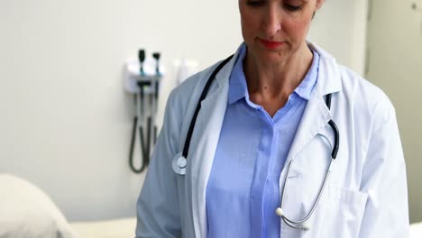 doctora que usa una tableta digital