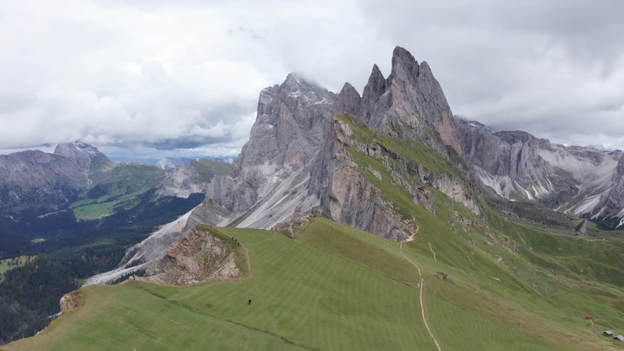 vista aérea sobre la escénica cordillera de seceda en el parque natural puez-odle, dolomitas