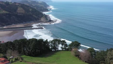 Luftdrohnenansicht-Des-Deba-Strandes-Im-Baskenland