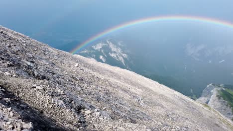 Panorámica-Lenta-De-Derecha-A-Izquierda-Sobre-Un-Campo-De-Grava-Alpino-En-Los-Alpes-Alemanes-Que-Muestra-Un-Arco-Iris-Doble-Justo-Después-De-Una-Tormenta