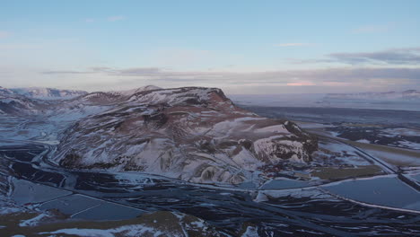drone hermosa montaña en islandia