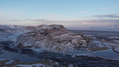 drone hermosa montaña en islandia