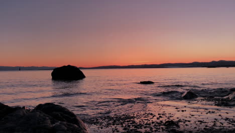 Playa-Tranquila-Del-Océano-En-El-Crepúsculo-Cálido,-Victoria