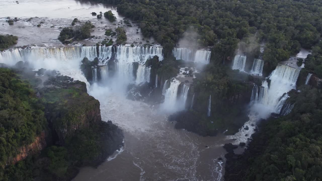 cataratas gigantes del iguazú con agua estrellándose rodeada de naturaleza en sudamérica