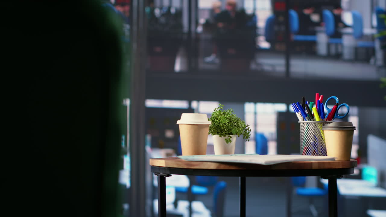 Spazio di lavoro moderno per ufficio con caffè e forniture