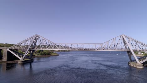 tiro de grúa que se eleva y sobre el puente connel para revelar las montañas de mull en el fondo