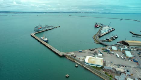 la flota de la marina real atracó en el puerto de portland en la costa de inglaterra - antena