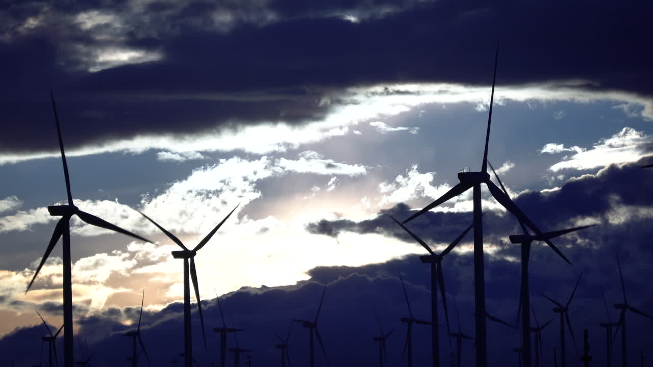 극적인 하늘을 배경으로 재생 가능한 전력을 생성하는 풍력 터빈