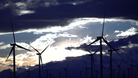 Turbinas-Eólicas-Que-Generan-Energía-Renovable-Con-Un-Espectacular-Cielo-De-Fondo