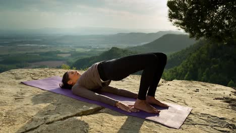 mujer haciendo yoga afuera 14