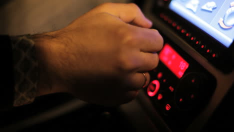 hombre cambiando de marchas a mano mientras conduce un automóvil. conducir un automóvil con transmisión manual