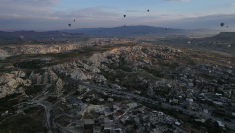 Globos-Aerostáticos-De-Capadocia-Volando-Sobre-Las-Colinas-Durante-La-Puesta-De-Sol