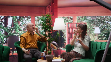 pareja de ancianos aplicando suero rejuvenecedor y haciendo la rutina diaria juntos