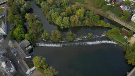 Cascada-Artificial-De-Desbordamiento-En-El-Río-Lahn-En-La-Ciudad-De-Hesse,-Antena