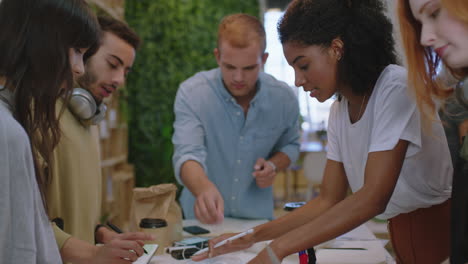 Junge-Geschäftsleute-Treffen-Sich-Mit-Einem-Softwareentwicklerteam,-Das-Eine-Mobiltelefonanwendung-Entwirft.-Brainstorming-In-Einer-Vielfältigen-Gruppe,-Bei-Dem-Kreative-Ideen-Für-Eine-Kommunikations-App-Ausgetauscht-Werden