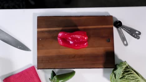 cámara lenta sobre la cabeza del pimiento cortado por la mitad