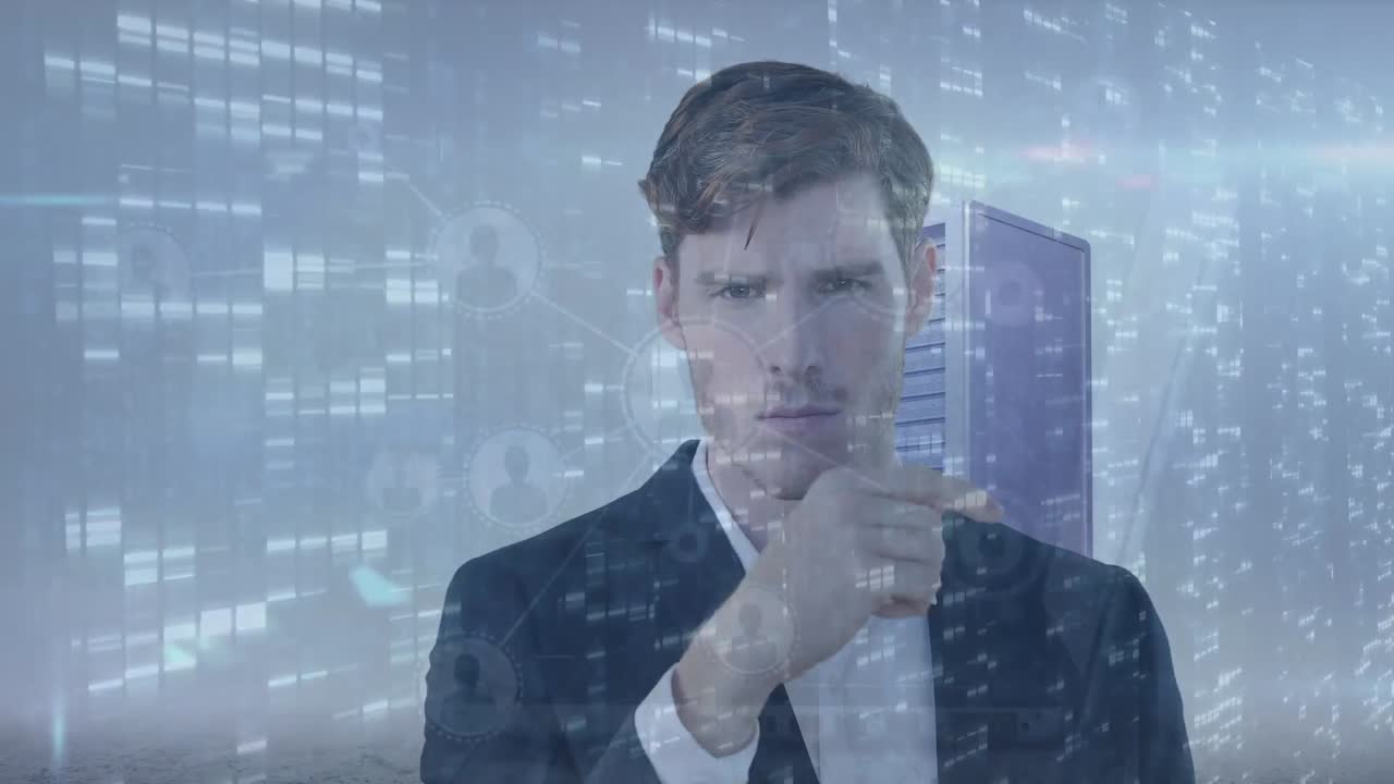 animación del procesamiento de datos sobre el hombre de negocios en la sala de servidores