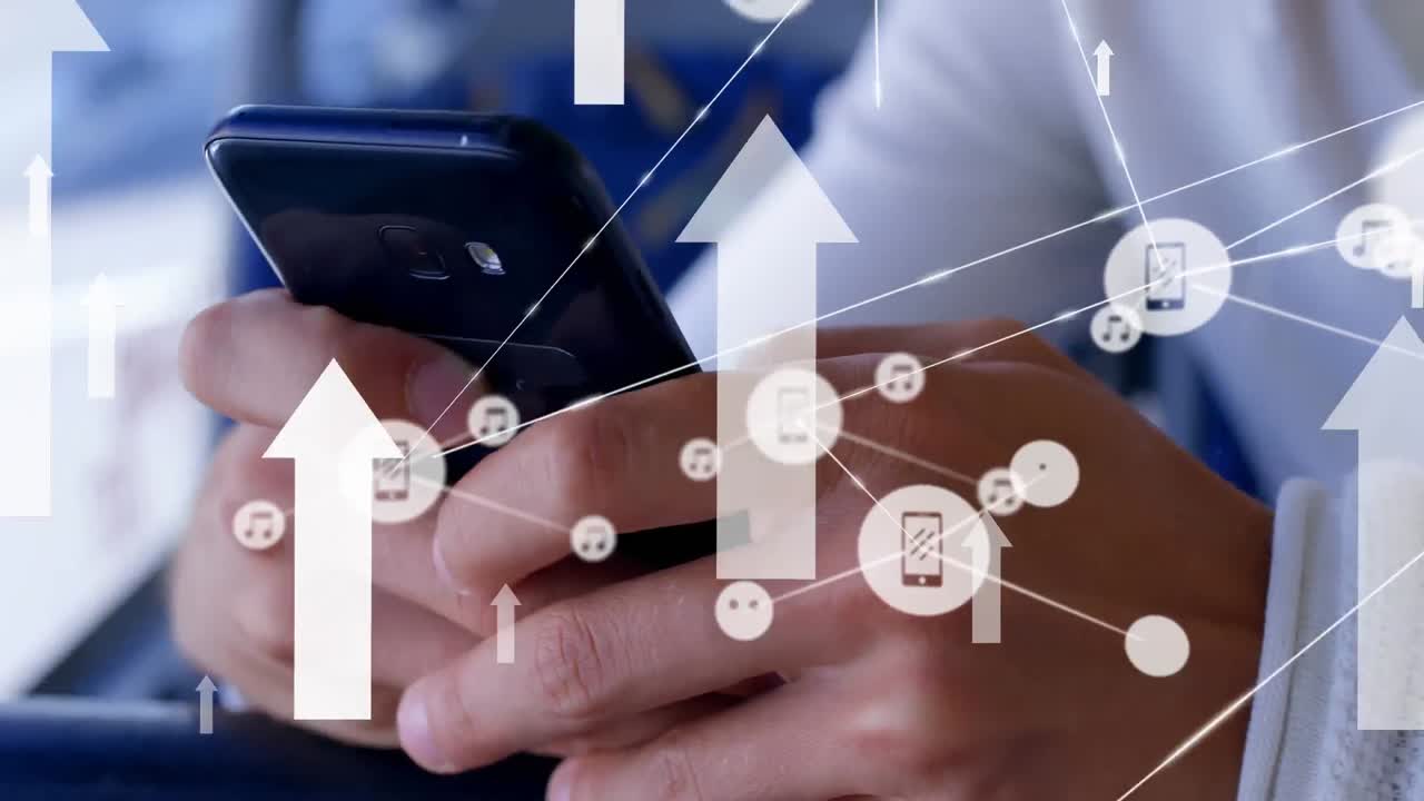 red de iconos digitales y flechas que se mueven hacia arriba contra la sección media del hombre que usa un teléfono inteligente