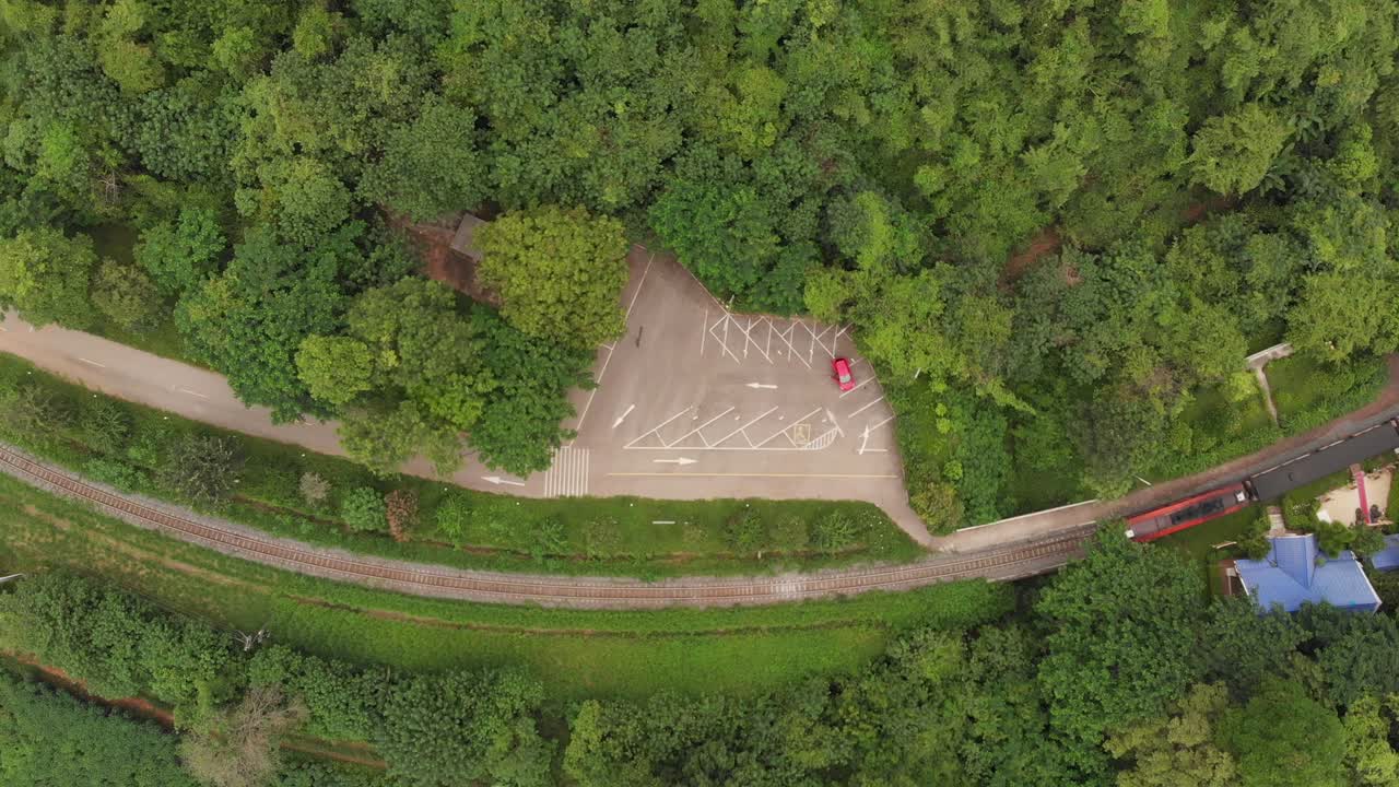 vista aérea del tren de pasajeros que navegaba a través de la pintoresca colina.