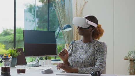 Mujer-Mirando-La-Pantalla-Proyectada-En-El-Escritorio-De-La-Oficina-Usando-Auriculares-VR-Organizando-Una-Reunión-Virtual-En-Línea