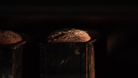 pan de masa fermentada horneado dentro de un horno tradicional caliente - tiro de seguimiento lento