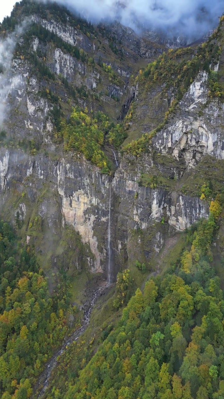 Vodopád Tscholbodenfall, údolí Klöntal, Švýcarsko, příroda, vodní kaskáda, strmý útes, vertikální